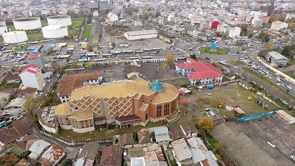 سالن نیمه تمام آمفی تئاتر آموزش و پرورش گیلان در انتظار تکمیل