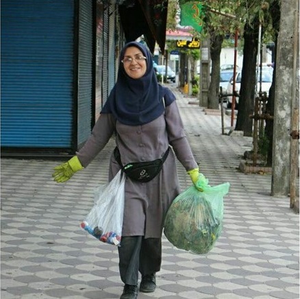 معلم گیلانی که کاغذهای باطله جمع می کند تا کتابخانه بسازد