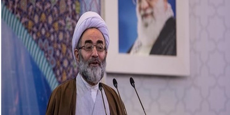 امام جمعه رشت: نباید مرعوب قدرت های سلطه گر شد