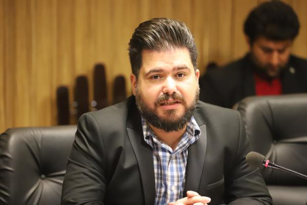 تذکر نسبت به رفتار و ادبیات نامناسب یکی از مشاورین غیربومی شهردار رشت