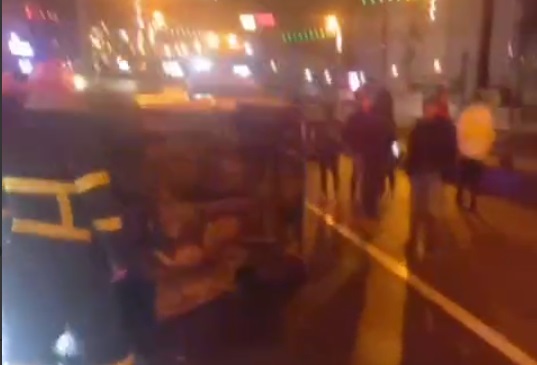 واژگونی خودروی ون بر بالای پل صابرین رشت؛ راننده جان باخت